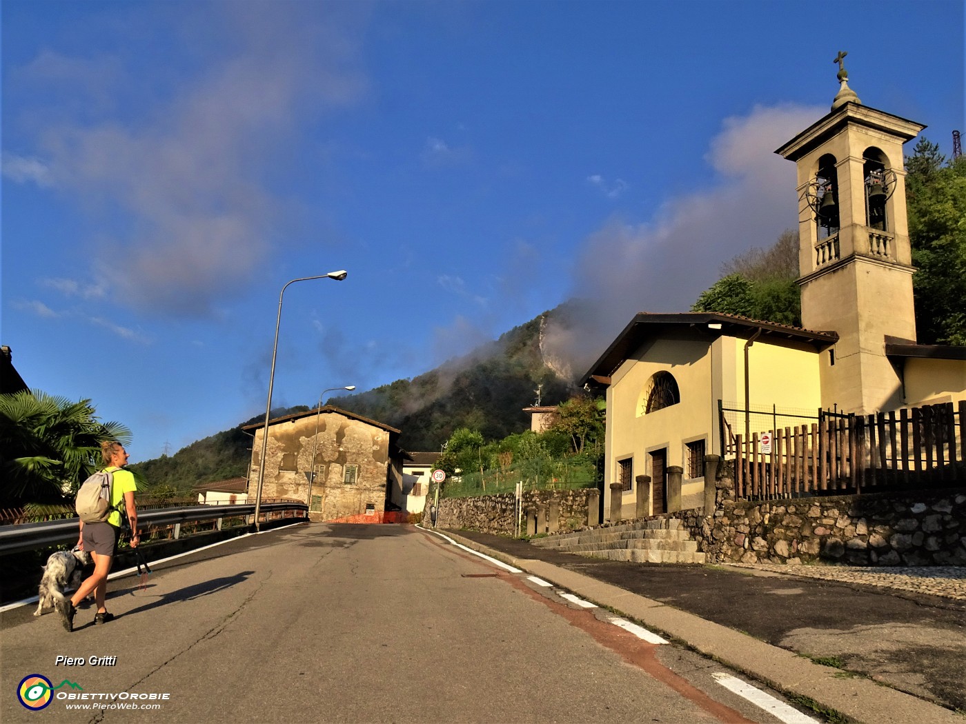 06 Partenza da S. Bernardino di Zogno con nebbia mattutina post trmporale notturno in Corna Rossa.JPG